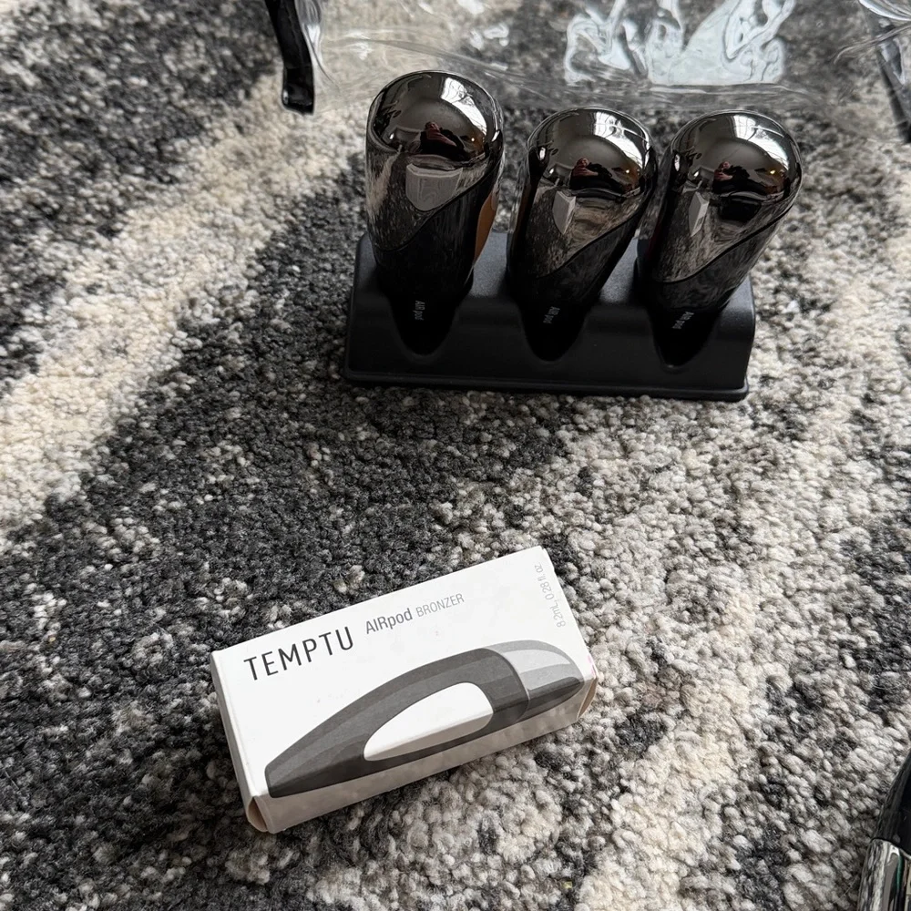 Temptu 2.0 airbrush makeup system includes airbrush, compressor, new bronzer